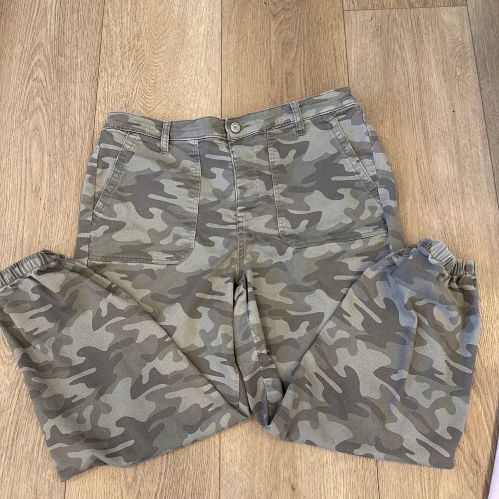 Women's Camouflage Joggers In Size Large With Two Front And Back Pockets